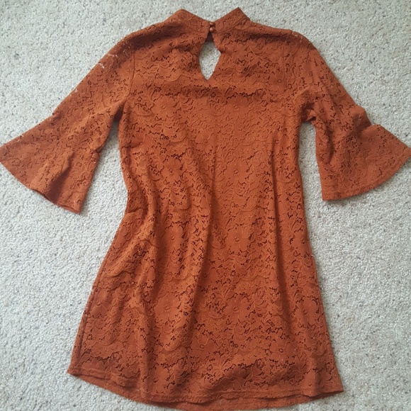 Simple lace bell sleeve dress - Picture 3 of 5